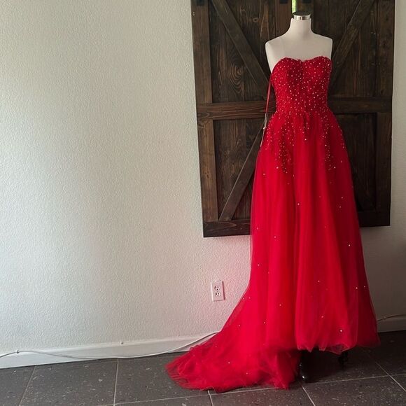 NWT luxurious Lace Long Red Prom Dress Trained With Sweetheart Neckline Gown - Picture 1 of 14